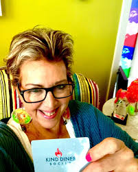 What are the best ways to spread kindness at local restaurants?