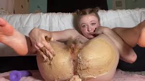 Jeune Femme sexy jouant salement avec le gâteau et le scat fraîchement chié  xxx porn video sur CaCaPorno.com