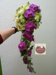 Besonderer Brautstrauss Aus Weissen Rosen Mit Einer Abfliessenden Ranke Aus Asparagus Efeu Und Phalaenopsisbluten Als Blumenstrauss Hochzeit Brautstrauss Hochzeit
