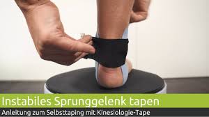 Als erste spürbare anzeichen machen sich oft tiefsitzende schmerzen oder ein ziehen im gelenk bemerkbar. Sprunggelenk Tapen Stabilisieren Anleitung Selbsttaping Pinofit Youtube