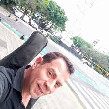 Soy Guillermo Alberto Rada Luna (Alberto Luna) Cantante Profesional, Coach  vocal, compositor, músico, arreglista e intérprete Colombiano.