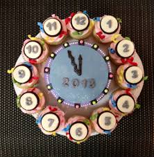 Happy New Year New Years Eve Count Down Clock Chocolate Cake Surrounded By Champagne Infused Cupcakes Depicting Each Hour That Has Gone By Festa Natal Tema