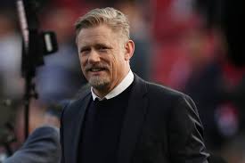 Peter bolesław schmeichel, mbe (danish pronunciation: Peter Schmeichel Oo Ka Yaabsaday Qof Kasta Kaddib Markii Uu Doortay Ciyaaryahanka Ugu Fiican Man United Gool Fm