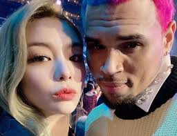 Chris brown et rihanna jouent à nouveau au chat et à la souris.alors qu'elle était en concert dans le new jersey, la chanteuse a rencontré en backstage justin laboy, un chanteur méconnu du grand public. Chris Brown Appelle Ailee Bouffone Apres Ses Explications Suite Aux Critiques Sur Sa Photo Avec Lui K Selection