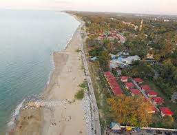 Located just 9.6km from kota baru, pantai cahaya bulan is a beautiful place and the perfect place for tired souls to soak up some sun and let the sea breeze and sounds of the surf ease their troubled minds. Pantai Cahaya Bulan Jom Terokai Keindahan Pantai Popular Di Kelantan