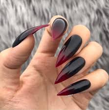 💅 uñas decoradas negras brillante y opaco esta es una manera de tendencia muy utilizada cuando deseas solamente la tonalidad de un solo color como es el negro pero diferenciarlo para que se note el diseño por eso se puede utilizar el esmalte negro brillante, negro opaco o mate Pin En Decoracion De Unas Negras