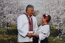 Если вышиванка туникообразная, стоит подчеркнуть талию пояском. Vyshivanka Vikipediya