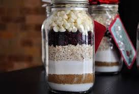 Mason Jar Cookie Kits Add Dry Ingredients In Layers And Note On The Jar For Wet Ingredients To Be Easy Diy Christmas Gifts Mason Jar Cookies Cookie Mix Jar