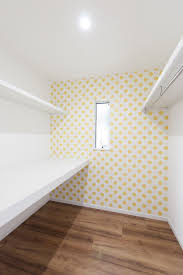 ドット柄の壁紙 クローゼット クローゼット ウォークインクローゼット ドット 可愛い収納 wcl クローゼット 収納 ウォークインクローゼット 壁紙 インテリア 収納