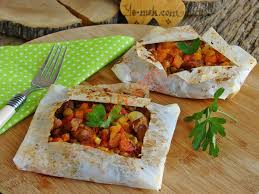 Patlıcan dilimlerini çok yumuşamalarına izin vermeden güzelce kızartın ve fazla yağlarını kağıt havluyla alın. Ev Yapimi Kebap Tarifleri Resimli Ve Videolu Tarifler