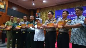 Setiap orang yang berkunjung atau bertamu lebih dari 1x24 (satu kali dua puluh empat) jam wajib melaporkan diri. Pidana Bagi Yang Tidak Menjalankan Program Tamu 1 24 Jam Wajib Lapor Suara Surabaya