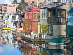 The charming houseboat that tom hanks's character, sam baldwin, called home in the romantic comedy sleepless in seattle has a new owner. 10 Gorgeous Houseboat Rentals In Seattle You Can Book On Airbnb Small Town Washington