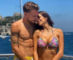 Find the perfect ciro immobile stock photos and editorial news pictures from getty images. Video Immobile Piu Innamorato Che Mai Sul Braccio Si Tatua La Moglie Jessica