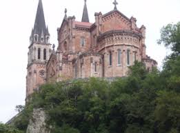 Covadonga (cooficialmente, en asturiano, cuadonga) es una parroquia del concejo de cangas de onís en el principado de asturias, españa, así como su única población, con la categoría de lugar, de dicha parroquia. Un Incendio Quema Siete Hectareas En Las Inmediaciones De Covadonga Noticias Rtpa