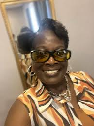 Hello, love to meet new people, sharing stories and new adventures while  managing life..