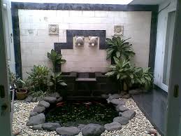 Dominasi decking dari batu alam menggambarkan konsep kolam reanang yang natural. Contoh Desain Taman Dalam Rumah Terbaru 4 Design Rumah