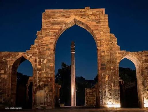A Past and Present view of Chauburji, It is a four-domed Tughlaq-era building said to be built by Firoz Shah Tughlaq. However massive damage during the 1857 uprising and its nineteenth-century restoration
