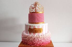 Die idee für die dekoration haben wir von der tollen seite. Prinzessinnen Torte Zum 1 Geburtstag Mit Erdbeer Buttercreme Sallys Blog