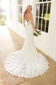 It'll look fantastic with dresses that have a closed off neckline, shoulder pads, or even heavily beaded bodices, and also with backless dresses. How To Hairstyles To Highlight A Backless Wedding Dress