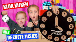 De zoete zusjes gaan op vakantie naar ameland en komen erachter dat er een geheim op het eiland ligt verstopt! De Zoete Zusjes Hoe Goed Kan Jij Klok Kijken Super Veel Cadeaus Openmaken Kinderfilmpjes