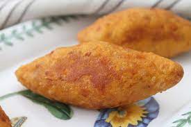 5 biji ubi keledek (sederhana besar) 1 cawan tepung gandum 50 gm gula pasir 1/4 cawan air * sedikit garam * minyak untuk menggoreng. Kuih Cek Mek Molek Azie Kitchen