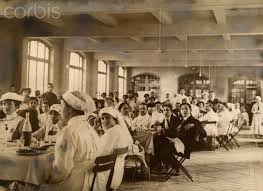 Nurses And Wwi Wounded Soldiers Eat Lunch At The American Hospital In Paris Paul Thompson May 5 1917 World War One Military Nurses Vintage Nurse