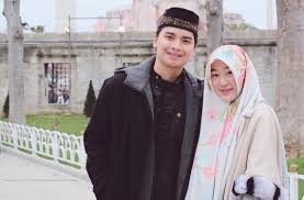 Hal itu tidak terlepas dari kabar retaknya biduk rumhtangganya dengan muhammad alvin. Kuirw2zn Oeiwm