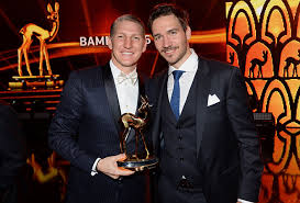 Bastian schweinsteiger ist ein ehemaliger deutscher fußballerprofi. Felix Neureuther Und Bastian Schweinsteiger Schreiben Kinderbuch