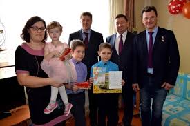 Найстаршою дитиною в сім'ї є джордан шевченко, який народився незадовго до того, як андрій отримав золотий м'яч в 2014 році. Roman Romanenko I Andrej Shevchenko Pozdravili Detej S Novym Godom