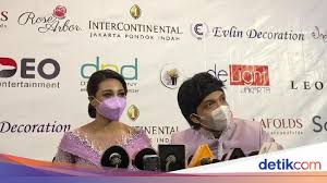 Momen kompak yuni shara bersama kd, aurel, atta dan azriel memakai busana serba ungu. 9a 5wxrzrjuxdm