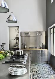 Une Ancienne Clinique Transformee En Maison De Famille Cuisine Inox Design De Cuisine Moderne Renovation Cuisine