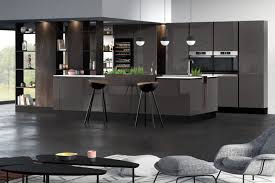 On aime le jeu d'inversion entre les lignes du cadre noir des fenêtres et de la cabine de douche, et celle du cadre blanc des miroirs. Cuisine Arthur Bonnet Modeles Equipees Et Rangements