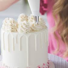 Includes complete instructions and product listings for 30 different projects, as well photographs and tutorials for more than 100 piping techniques. So This Is How You Decorate A Cake Like A Pro Brit Co