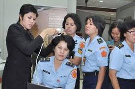 Gaya rambut curly pendek potongan bawah rambut yang dibuat curly atau keriting pendek juga menjadi salah satu alternatif gaya rambut yang cocok untuk polwan atau kowad, ataupun anda yang ingin meniru gaya rambut ala polwan atau kowad. Mengajak Perempuan Tni Berdandan