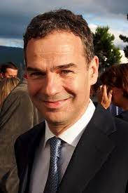 Le prêtre instruit la communauté dont il a la charge. Rene Pretre Wikipedia