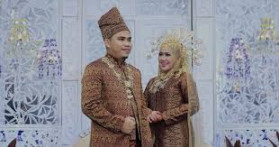 21 baju pengantin lelaki menarik | tema & warna khas untuk. Songket Kini Diketepikan Pengantin Melayu