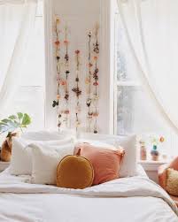 Kamar tidur bisa dibilang sebagai 'zona ternyaman' bagi kita. 9 Inspirasi Dekorasi Daun Kering Untuk Hiasan Kamar Yang Unik Estetis