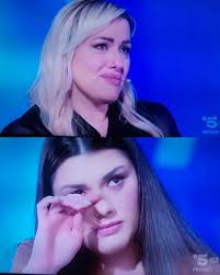 Madre giovane e tracchillera, costantemente in cerca di un uomo che le  faccia battere il cuore, non per forza cardiologo. Ha visto la figlia,  Angelica, tre volte in sette anni, attipo revisione