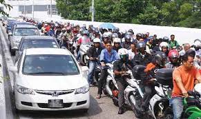 Unspoken struggles of malaysian workers. M Sian Man Stuck In S Pore Posts Touching Video Of Him Waving To Family Accross Water In Johor Lifestyle Rojak Daily