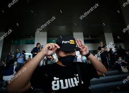 Man Wearing Hat Pornhub Logo Flash 新闻传媒库存照片- 库存图片| Shutterstock Editorial