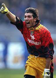 Una data indimenticabile nella memoria di gianluigi buffon e non. Buffon Trug Unter Seinem Pullover Ein Superman T Shirt Und Hatte Angst Es Zu Zeigen Und Dann Wehrte Er Ronaldos Elfmeter Ab Und Entschied Buffon Inter Seria A
