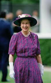 La reina isabel ii había encontrado consuelo tras la muerte de su esposo en los paseos por los terrenos del castillo de windsor con sus cachorros. Queen Elizabeth 2 Reina Isabel Reina Isabel Ii Vestidos Para Senoras