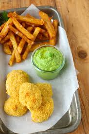 Es handelt sich hier im nuggets, hergestellt aus seitanpulver. Huhnchen Nuggets Mit Pommes Frites Und Erbsencreme Cookingaffair De