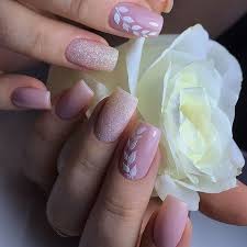 Diseños de uñas navideñas , te mostraremos mas de 100 diseños faciles de hacer paso a paso en fotos y en video para que puedas hacerlo desde tu casa. Manikyur Nogti Unas Naturales Decoradas Unas Acrilicas Naturales Manicura De Unas