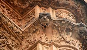 Admittedly, its golden façade, dating from 1529, is a masterpiece of the plateresque style that contains much symbolism besides la rana de salamanca. La Historia De La Rana De Salamanca Herpiberica2018