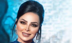 ولدت في الكويت نشأت وتربت في الأردن وسط عائلة فنية لأب موسيقيّ وعضو في نقابة الفنانين بالأردن، وأم سورية كردية إنفصلا لاحقا، هي الأخت الكبرى لثلاثة اشقاء. Ø¯ÙŠØ§Ù†Ø§ ÙƒØ±Ø²ÙˆÙ† ØªÙ‡Ø§Ø¬Ù… Ø£ÙÙŠØ®Ø§ÙŠ Ø£Ø¯Ø±Ø¹ÙŠ Ù„Ø§ ØªØ´Ø±ÙÙ†ÙŠ Ù…ØªØ§Ø¨Ø¹ØªÙƒ Ù„ÙŠ Ø§Ù„Ù‚Ø¯Ø³ Ø§Ù„Ø¹Ø±Ø¨ÙŠ