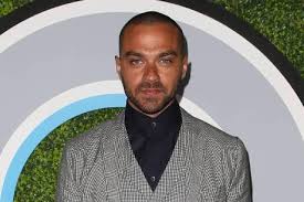 Jesse williams reveals he 'flipped' ellen pompeo while they were filming jackson's last scene with jesse williams admits he 'accidentally flipped' ellen pompeo filming final 'grey's anatomy' scenes. Thema Jesse Williams Nachrichten Und Informationen Im Uberblick
