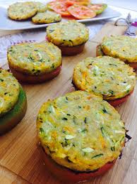 4 panini da hamburger 300 g di macinato di tacchino 50 g di ricotta 40 g di parmigiano 1 cucchiaio di pangrattato 1 cucchiaio di cipolla tritata 1 uovo sale e pepe q.b. Hamburger Di Pollo Con Verdure Blog Di Cucinachepassione