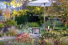 Moderner Landhausgarten Sichtschutz Bieten Immergrune Hecken Aus Eiben Taxus Die Blumenbeete Davor Bilden Den Weichen Garten Design Garten Gartengestaltung