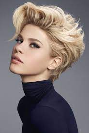 15 Astuces De Coiffure Pour Paraitre Plus Jeune Coupe De Cheveux Courte Cheveux Courts Coupe De Cheveux
